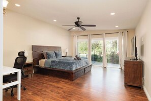 4 bedrooms, desk, free WiFi, bed sheets - Large 4BD - Pool - Gym - 2 Master Suites (Granada HillS)