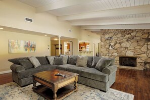 Smart TV, offices - Large 4BD - Pool - Gym - 2 Master Suites (Granada HillS)