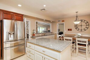 Fridge, microwave, oven, stovetop - Large 4BD - Pool - Gym - 2 Master Suites (Granada HillS)