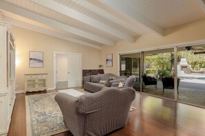 Smart TV, offices - Large 4BD - Pool - Gym - 2 Master Suites (Granada HillS)