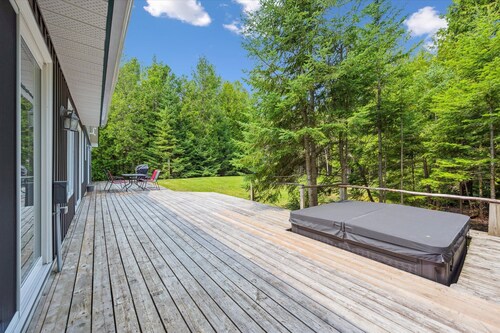 This bright and spacious retreat blends modern comfort with cozy cottage charm. Featuring a fully equipped kitchen, multiple cozy bedrooms, stylish bathrooms, and inviting living spaces with a wood-burning fireplace.