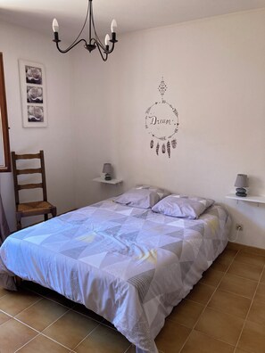 3 bedrooms, iron/ironing board, WiFi, bed sheets