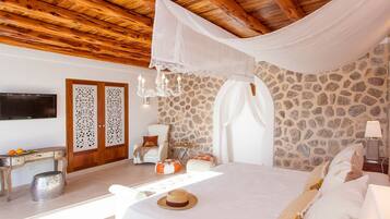 5 bedrooms, iron/ironing board, WiFi, bed sheets