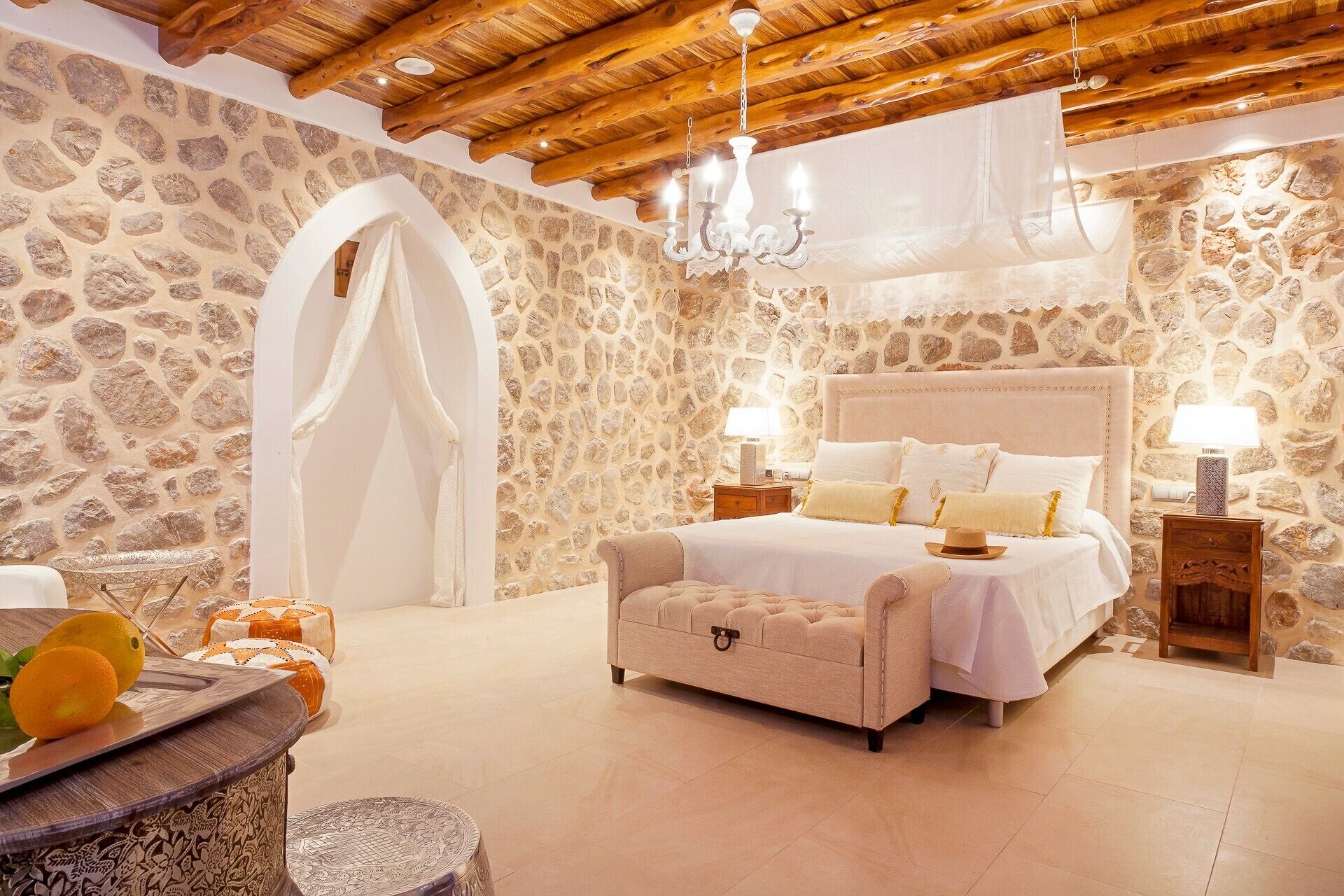 5 bedrooms, iron/ironing board, WiFi, bed sheets