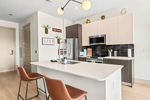 Refrigerador, microondas, horno, placa de cocina