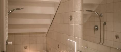 Dusche, Haartrockner, Bidet, Handtücher