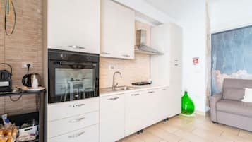 Een koelkast, een kinderstoel