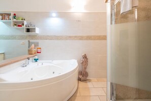 Shower, jetted bath, bidet, towels