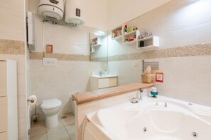 Shower, jetted tub, bidet, towels - V&M Suite con Jacuzzi by Rentbeat (Ostuni)
