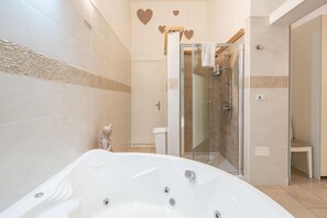 Shower, jetted tub, bidet, towels - V&M Suite con Jacuzzi by Rentbeat (Ostuni)