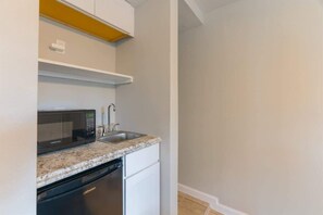 Microwave - Stylish 1BR APT | Downtown Houston (Houston)