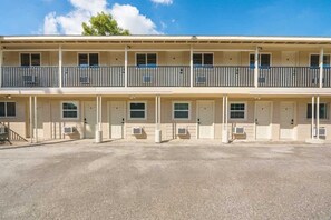 Exterior - Stylish 1BR APT | Downtown Houston (Houston)