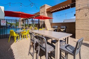 Outdoor dining - Sleek and Sustainable Suite Close to Downtown Waco (Waco)
