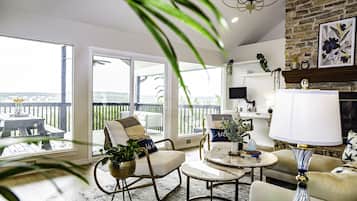 Een smart-tv, een open haard, videogames en een dvd-speler