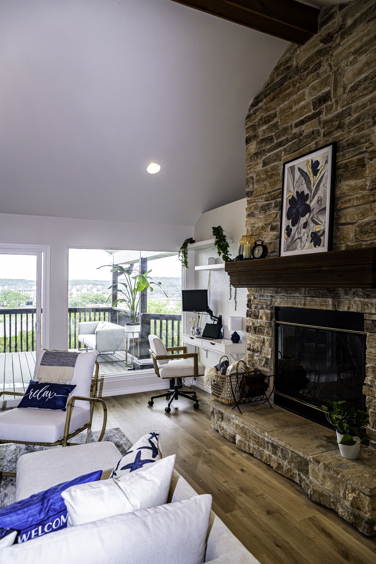 Een smart-tv, een open haard, videogames en een dvd-speler