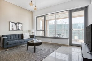 TV, stereo - Blueground | Burj Residence, pool, nr Burj Khalifa (Dubai)