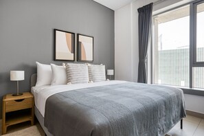 Iron/ironing board, WiFi, bed sheets - Blueground | Burj Residence, pool, nr Burj Khalifa (Dubai)