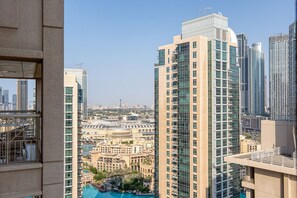 Property grounds - Blueground | Burj Residence, pool, nr Burj Khalifa (Dubai)