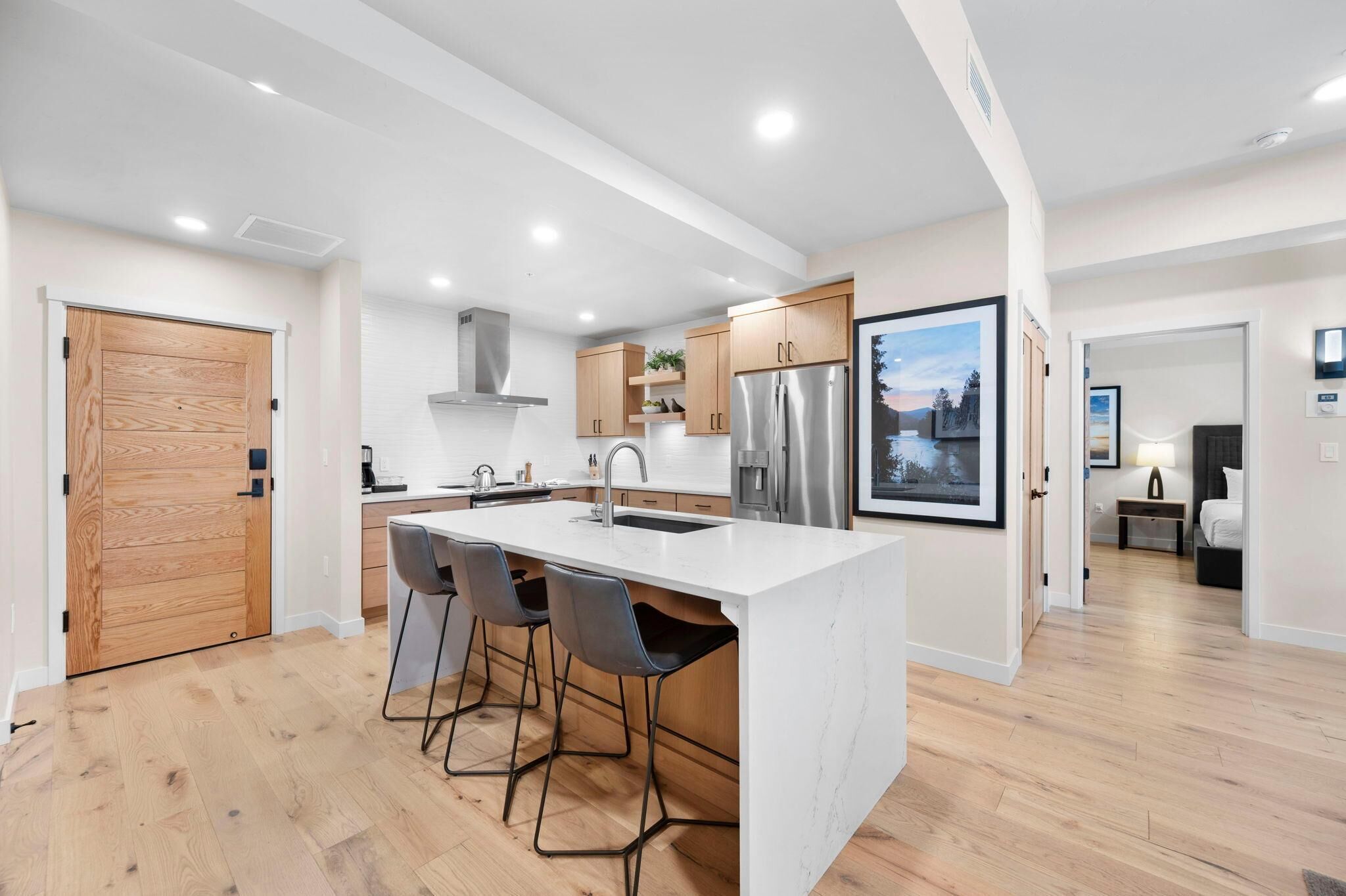 Jääkaappi, mikroaaltouuni, uuni, liesi