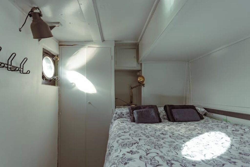 1 slaapkamer, een strijkplank/strijkijzer, wifi, beddengoed