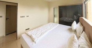 3 bedrooms, iron/ironing board, WiFi, bed sheets