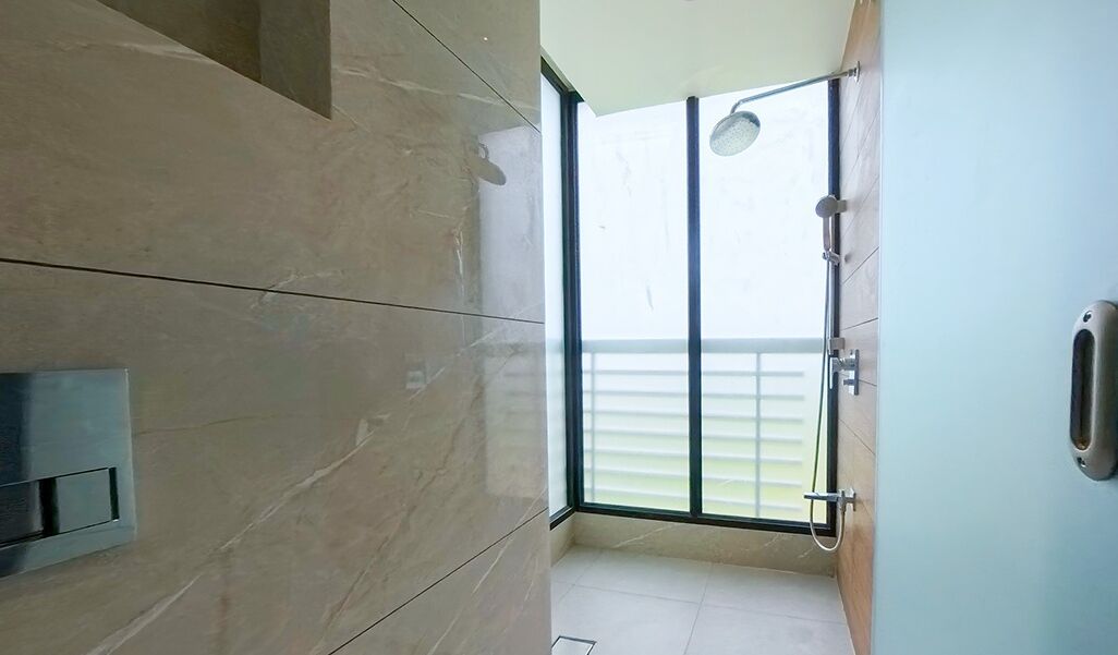 Douche, baignoire à jets, sèche-cheveux, bidet