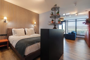 Junior-Apartment, Terrasse, Hügelblick | Zimmersafe, laptopgeeigneter Arbeitsplatz, Bügeleisen/Bügelbrett