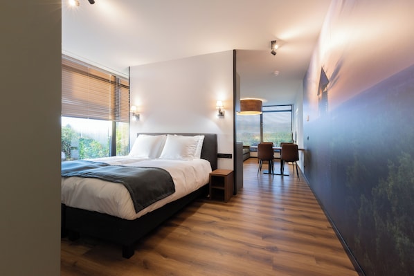 Junior Studio Suite, Patio, Hill View | Premium bedding, in-room safe, laptop workspace, iron/ironing board - Longstay Achterhoek (Zeddam)