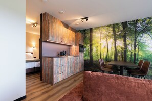 Junior Studio Suite, Patio, Hill View | Private kitchen | Full-sized fridge, microwave, oven, stovetop - Longstay Achterhoek (Zeddam)
