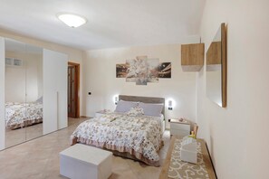 2 habitaciones, tabla de planchar con plancha, wifi y ropa de cama 
