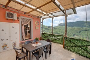 Outdoor dining - Apartment 'Prima Luce' with Sea View, Private Terrace and Wi-Fi (Vico Equense)