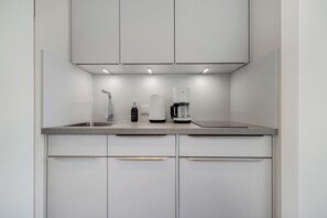 Refrigerador, microondas, lavavajillas y cafetera y tetera