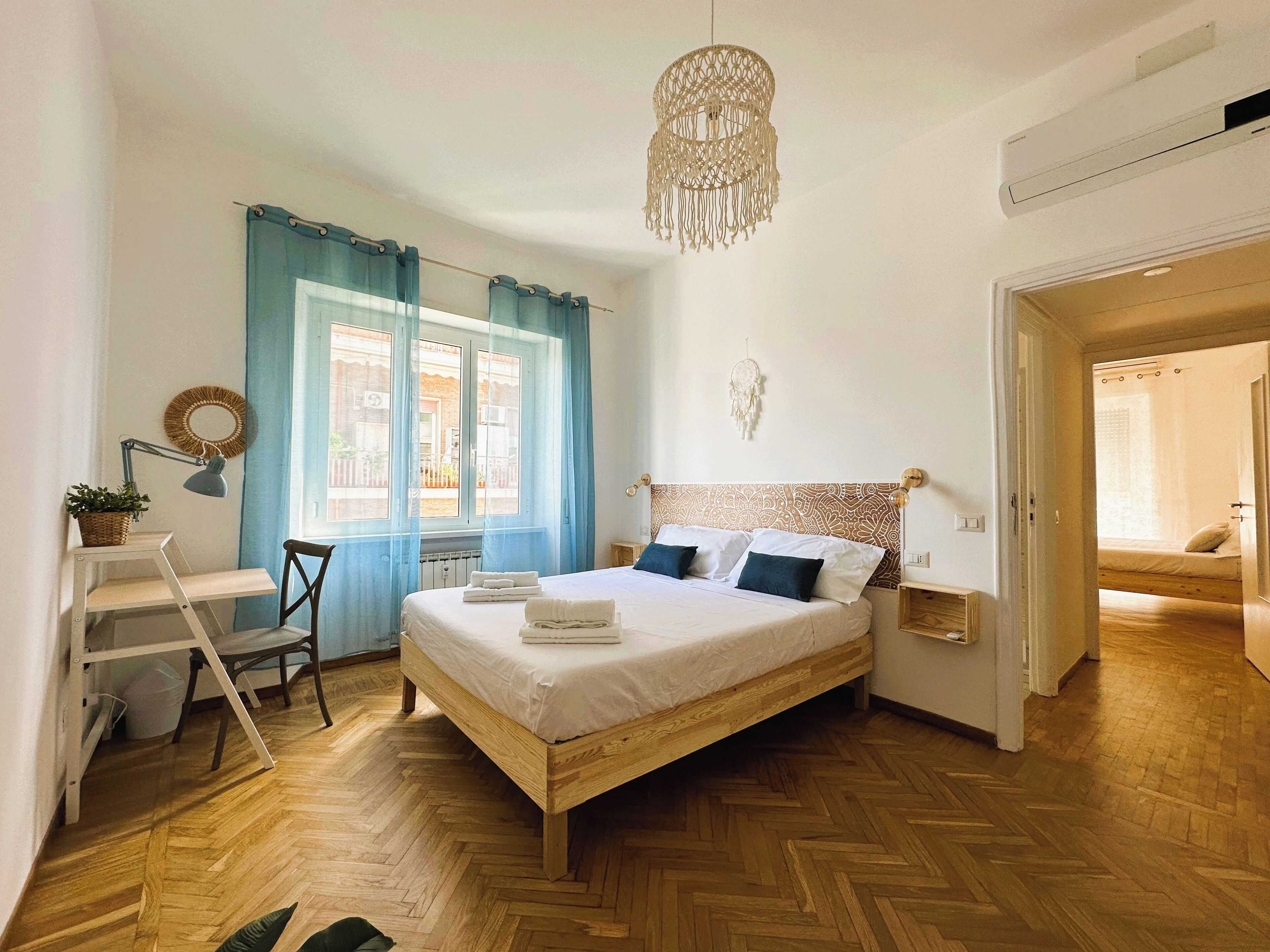 3 makuuhuonetta, tallelokero huoneessa, työpöytä, silitysrauta/-lauta