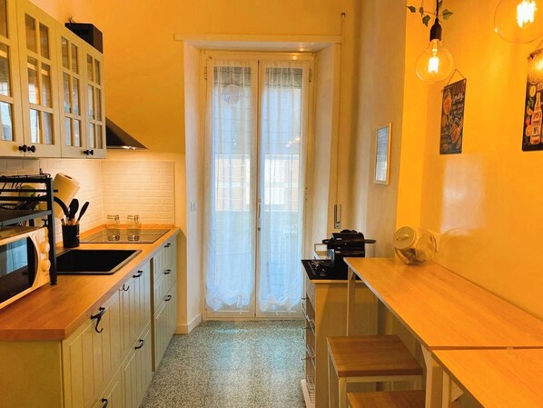 Fridge, microwave, stovetop, coffee/tea maker