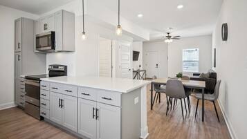 Réfrigérateur, micro-ondes, four, plaque de cuisson