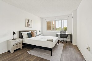 Skrivebord, strykejern/-brett, reiseseng for barn og wi-fi (inkludert)