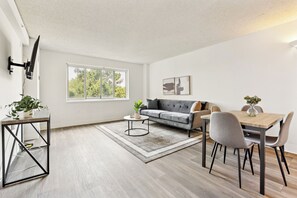 Smart-TV, bøker og kontorer