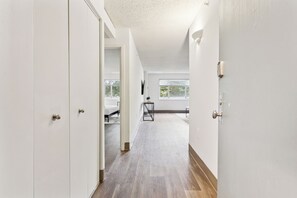 Skrivebord, strykejern/-brett, reiseseng for barn og wi-fi (inkludert)