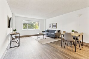 Smart-TV, bøker og kontorer