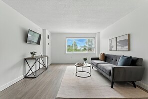 Smart-TV, bøker og kontorer