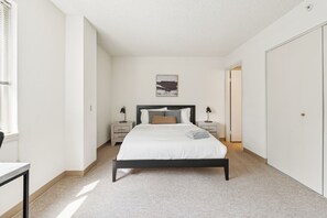 Skrivebord, strykejern/-brett, reiseseng for barn og wi-fi (inkludert)