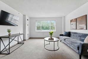 Smart-TV, bøker og kontorer