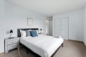 Skrivebord, strykejern/-brett, reiseseng for barn og wi-fi (inkludert)