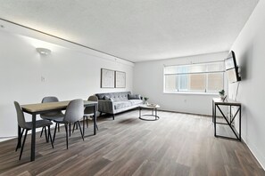 Smart-TV, bøker og kontorer