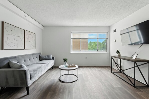 Téléviseur connecté, livres, bureau