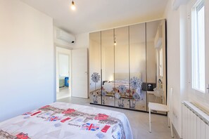 Appartamento, 3 camere da letto, vista città | Ferro/asse da stiro, culle/letti per bambini (gratuiti), Wi-Fi gratuito