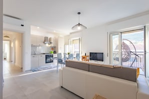 Appartement, 3 chambres, vue ville | Coin séjour | Télévision de 30 pouces avec chaînes par satellite