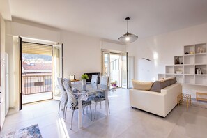 Apartment, 3 Bedrooms, City View | Living area