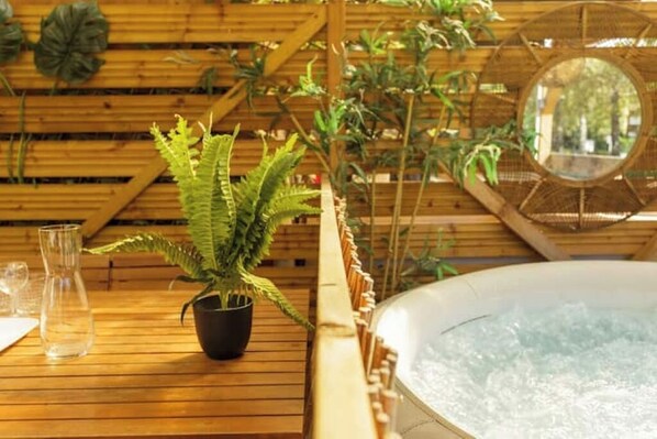 Bain à remous extérieur