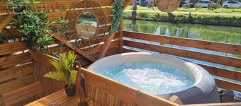 Warm barge with jacuzzi Toulouse center